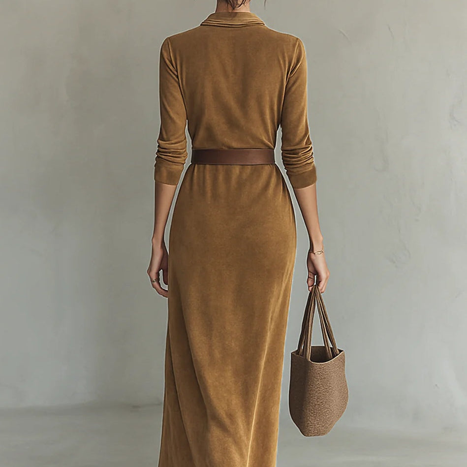 Zamszowa sukienka maxi z pojedynczym zapięciem i kołnierzem