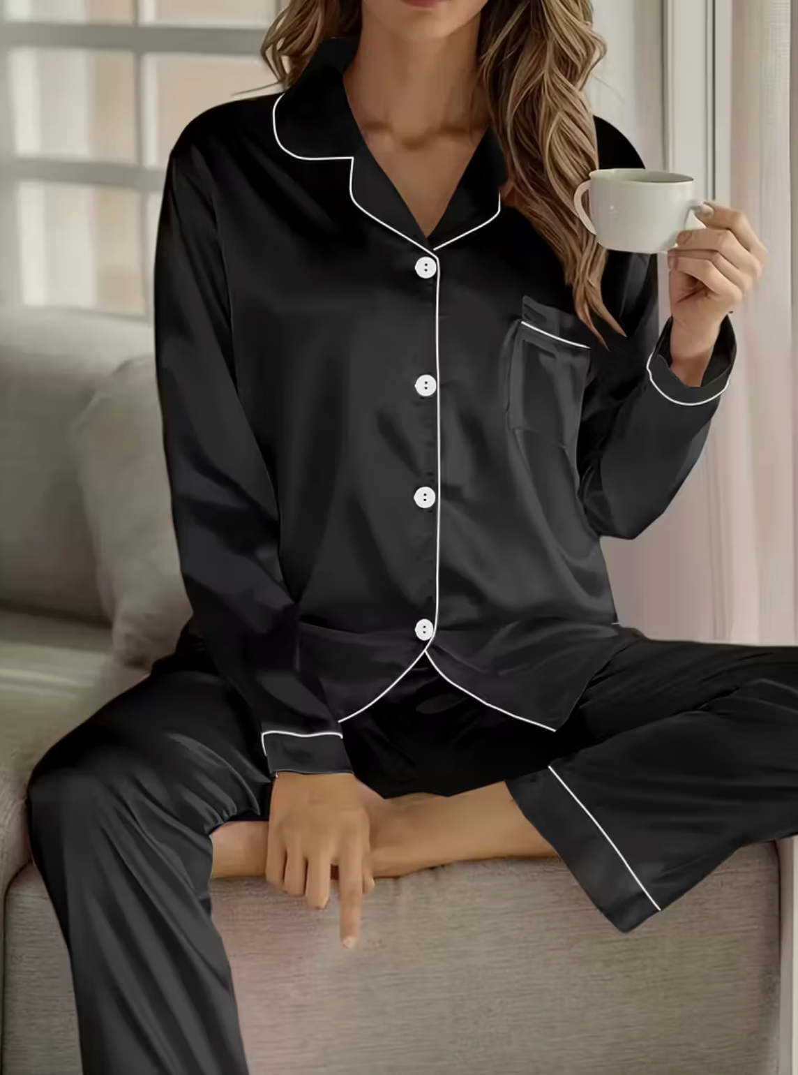 Piżamka satynowa w kolorze czarnym z białą lamówką